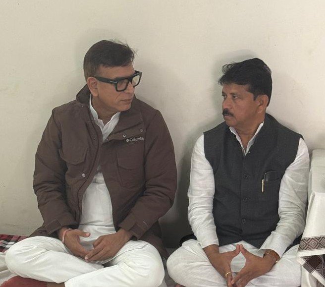 कांग्रेस प्रवक्ता अभय दुबे पहुंचे पूर्व गृह मंत्री बाला बच्चन के निवास, व्यक्त की संवेदनाएं