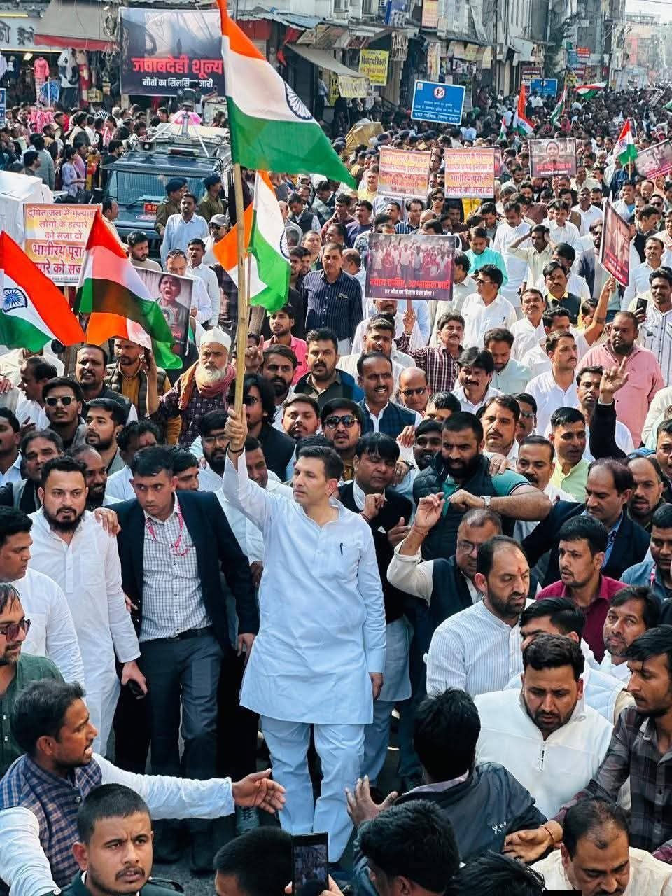 भागीरथपूरा के ‘ न्याय’ के लिए सड़क पर उतरे कांग्रेसी