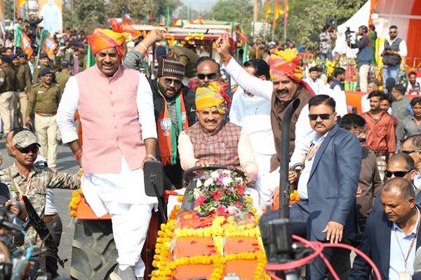सीएम डॉ मोहन यादव ने किया 1101 ट्रेक्टरों की रैली के साथ  कृषक कल्याण वर्ष 2026 का शुभारंभ