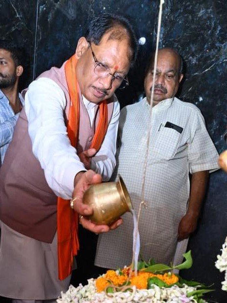 मुख्यमंत्री ने हाटकेश्वर महादेव मंदिर में पूजा-अर्चना कर प्रदेशवासियों के सुख समृद्धि की कामना की