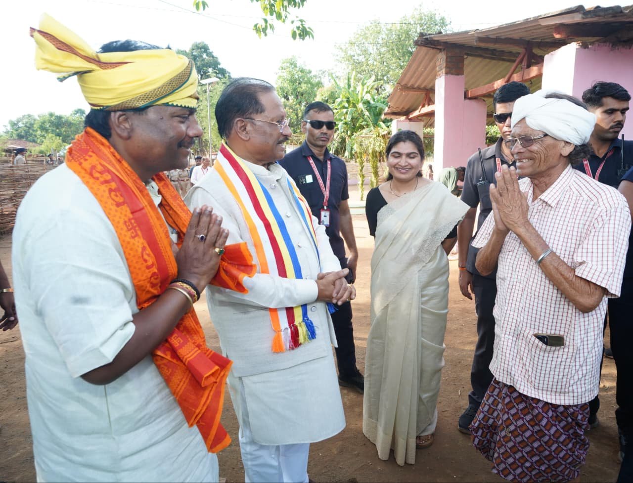तेंदूपत्ते से समृद्धि, तीखुर से आत्मनिर्भरता : बड़ेकनेरा में वनाधारित आजीविका का सशक्त मॉडल बना प्रेरणा